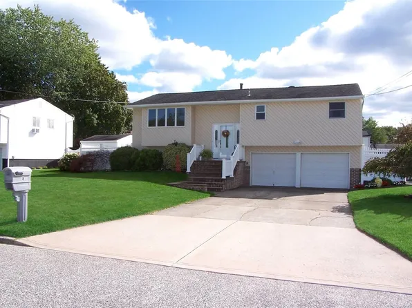 8 Berkeley Avenue, Selden, NY 11784