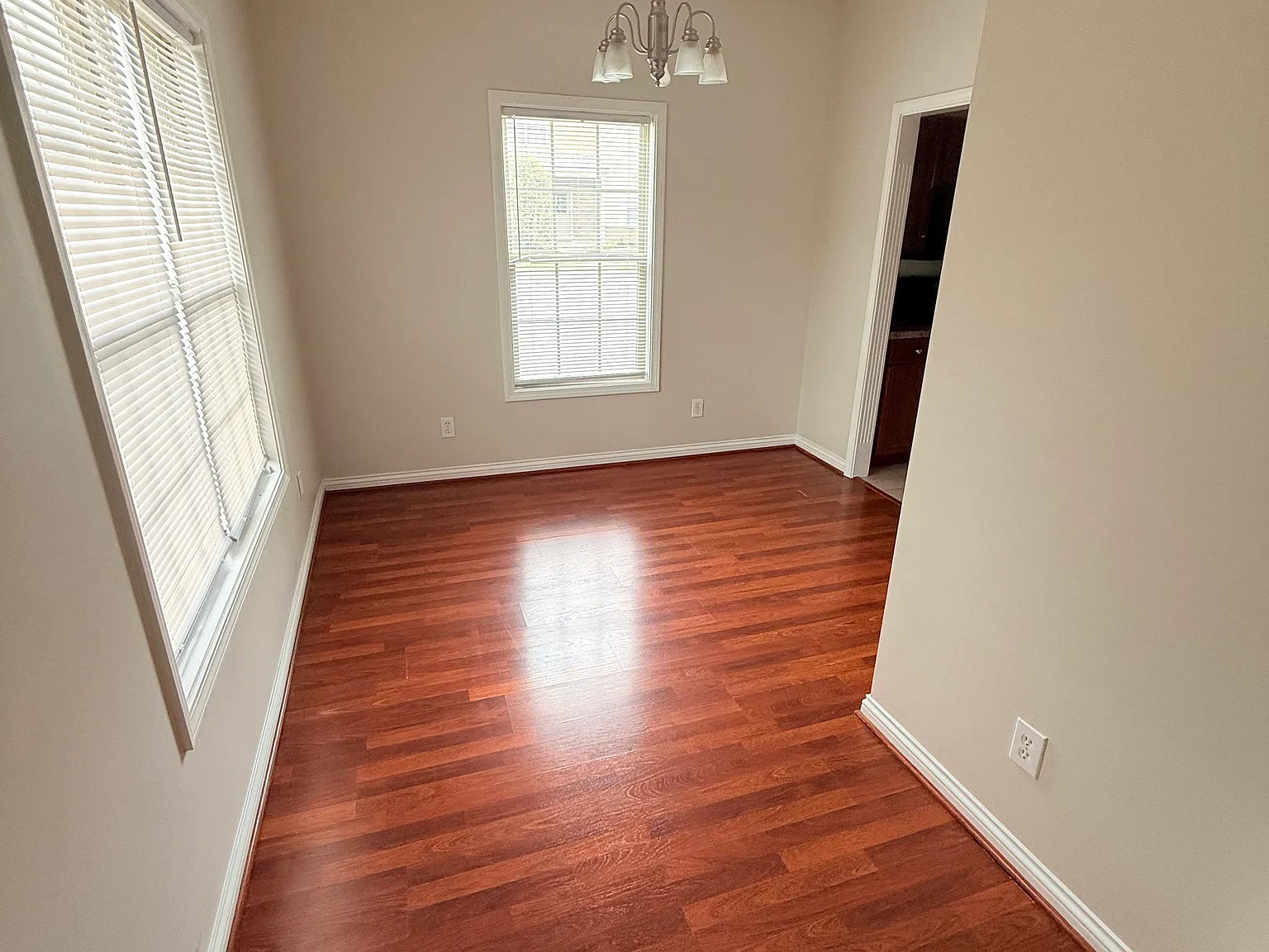 3 bed, 2.5 bath, 1360 sqft, $1,650 — Photo 4