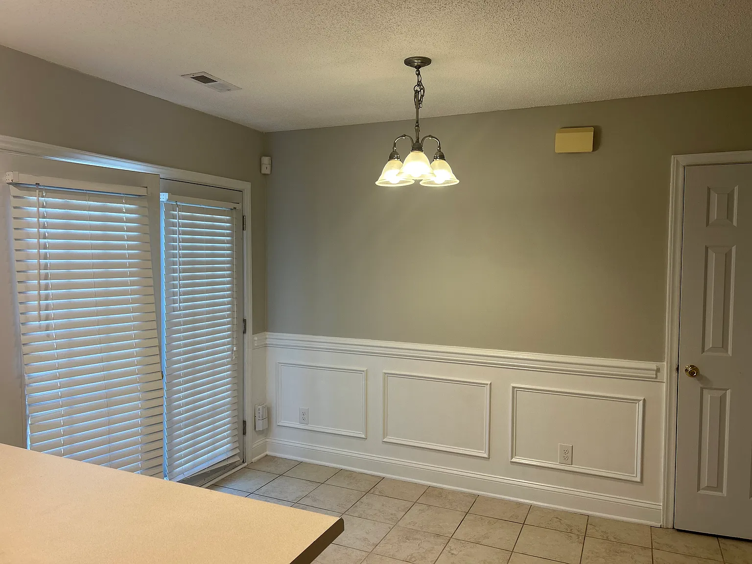 3 bed, 2.5 bath, 1323 sqft, $1,620 — Photo 4