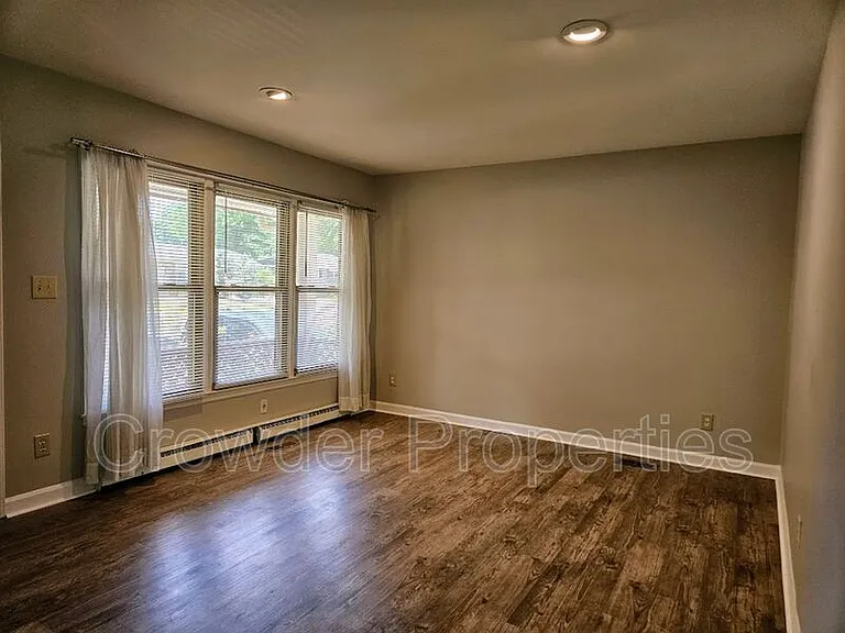 1120 Georgetown Dr — Photo 2