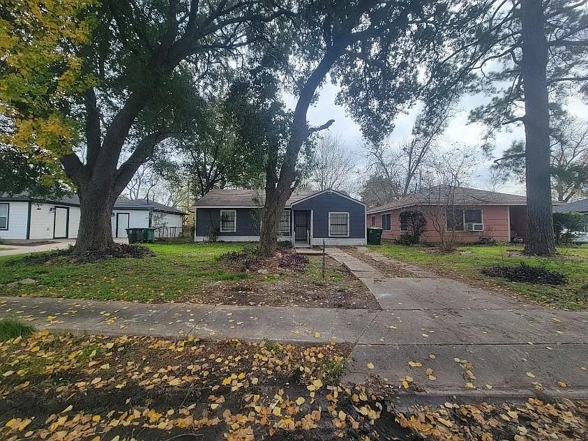 3 bed, 1.0 bath, 1350 sqft, $1,350 — Photo 2