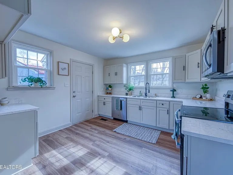 3206 Boright Dr — Photo 3