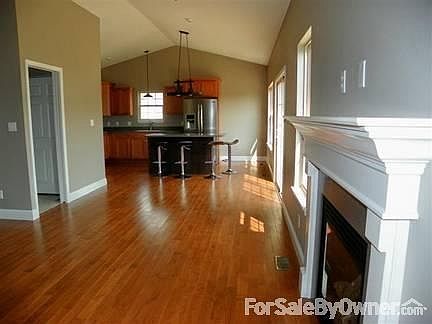 Fireplace - YES - Energy Efficient Gas!
						:
						Enjoy the FP with the lovely mantle for flat screen TV - ready to go!