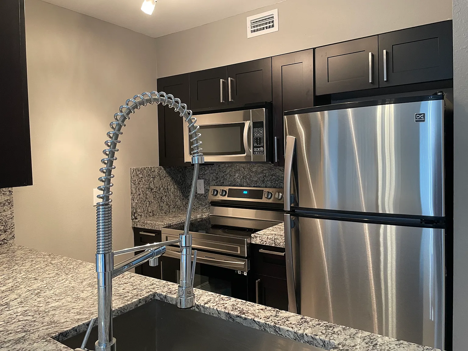 1 bed, 860 sqft, $1,995 — Photo 3