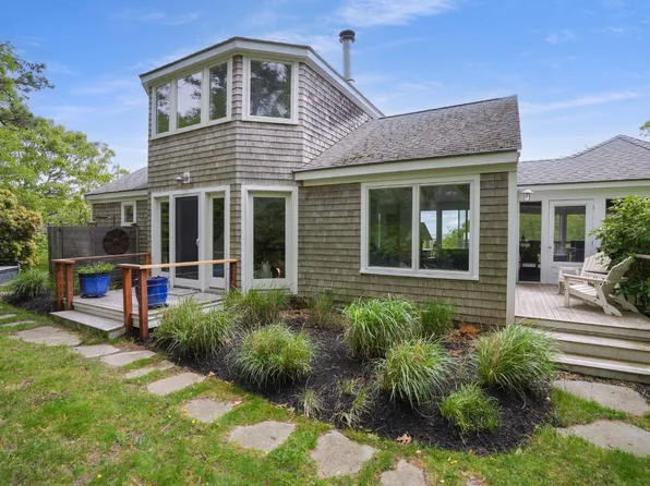 30 Sengekontacket Rd, Oak Bluffs, MA 02557