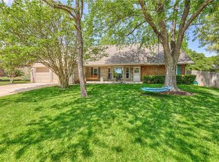 1205 Pine Ridge Cir, Edmond, OK 73034