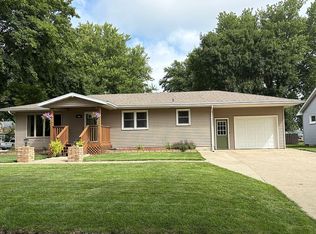 304 E Maple St, Holstein, IA 51025