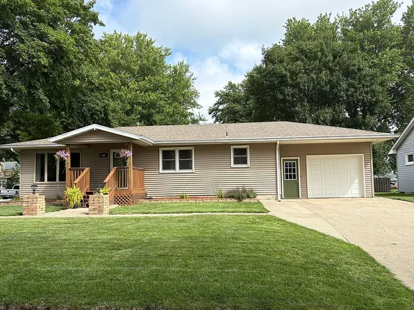 304 E Maple St, Holstein, IA 51025