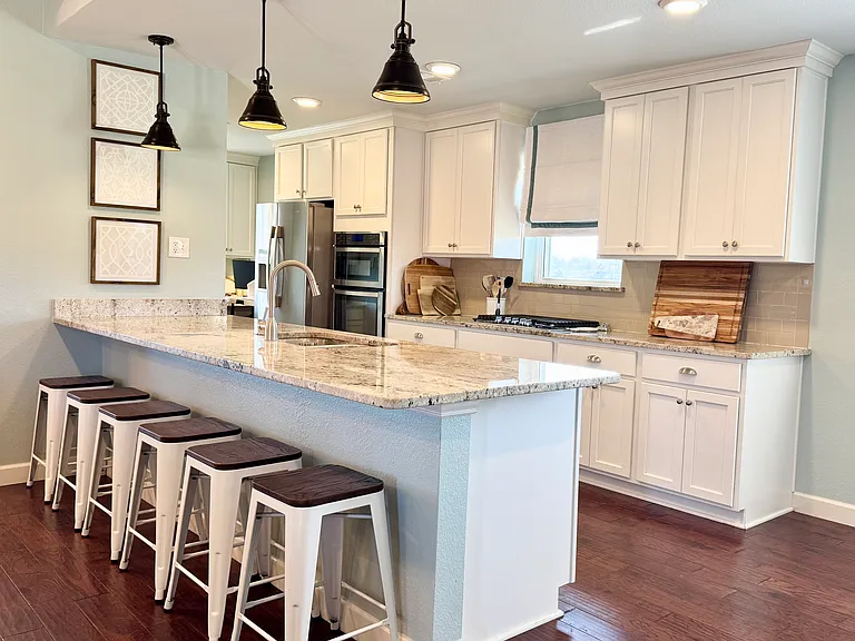 880 Estelle Ln — Photo 3