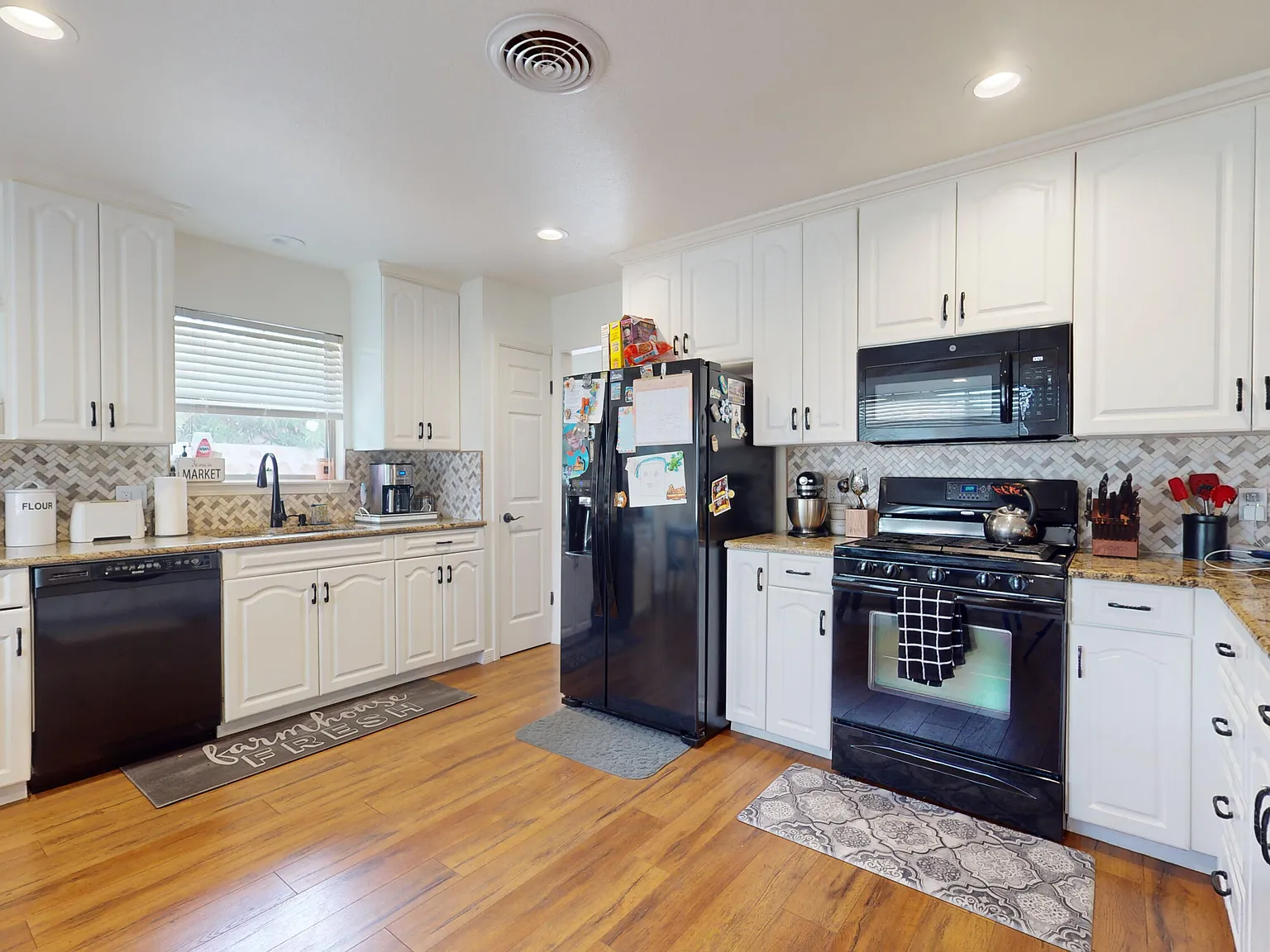 3 bed, 2.0 bath, 1741 sqft, $2,050 — Photo 3