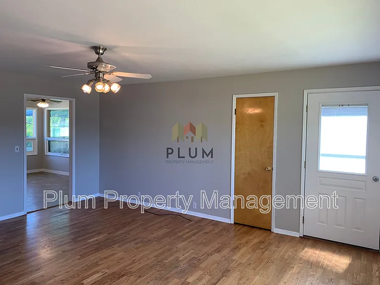2318 S 10th St W — Photo 2