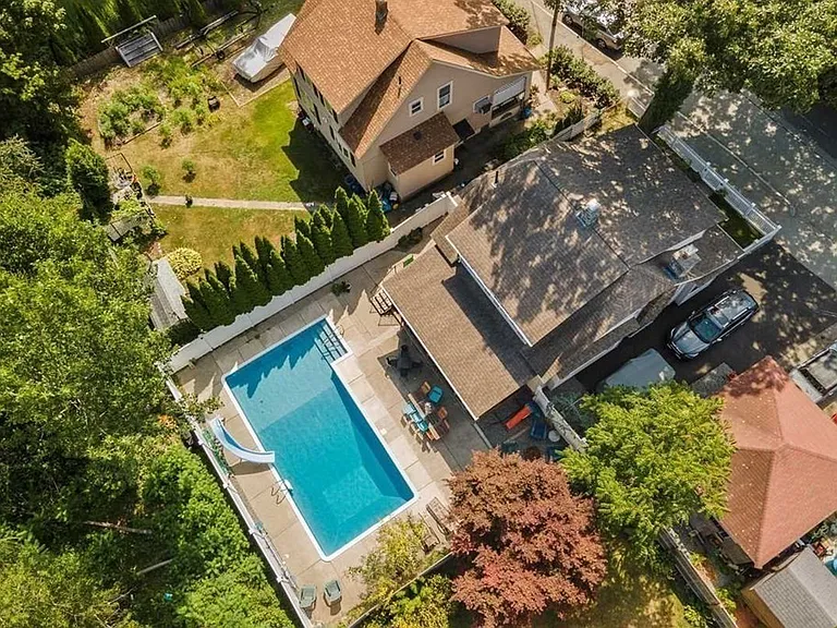 1 Agate Ave — Photo 3