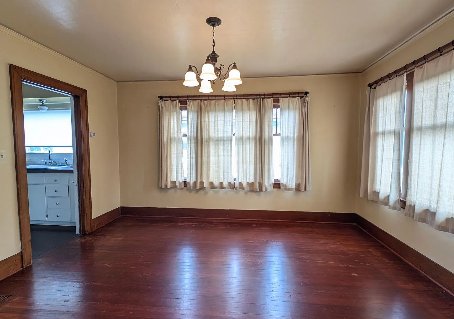 Charming 3 Bedroom House in Downtown — Photo 4