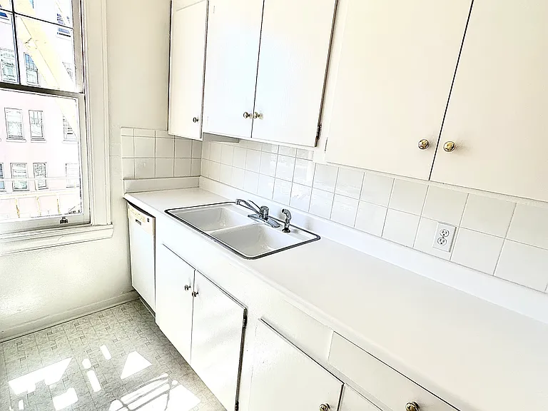 2398 Pacific Avenue Apartments — Photo 5