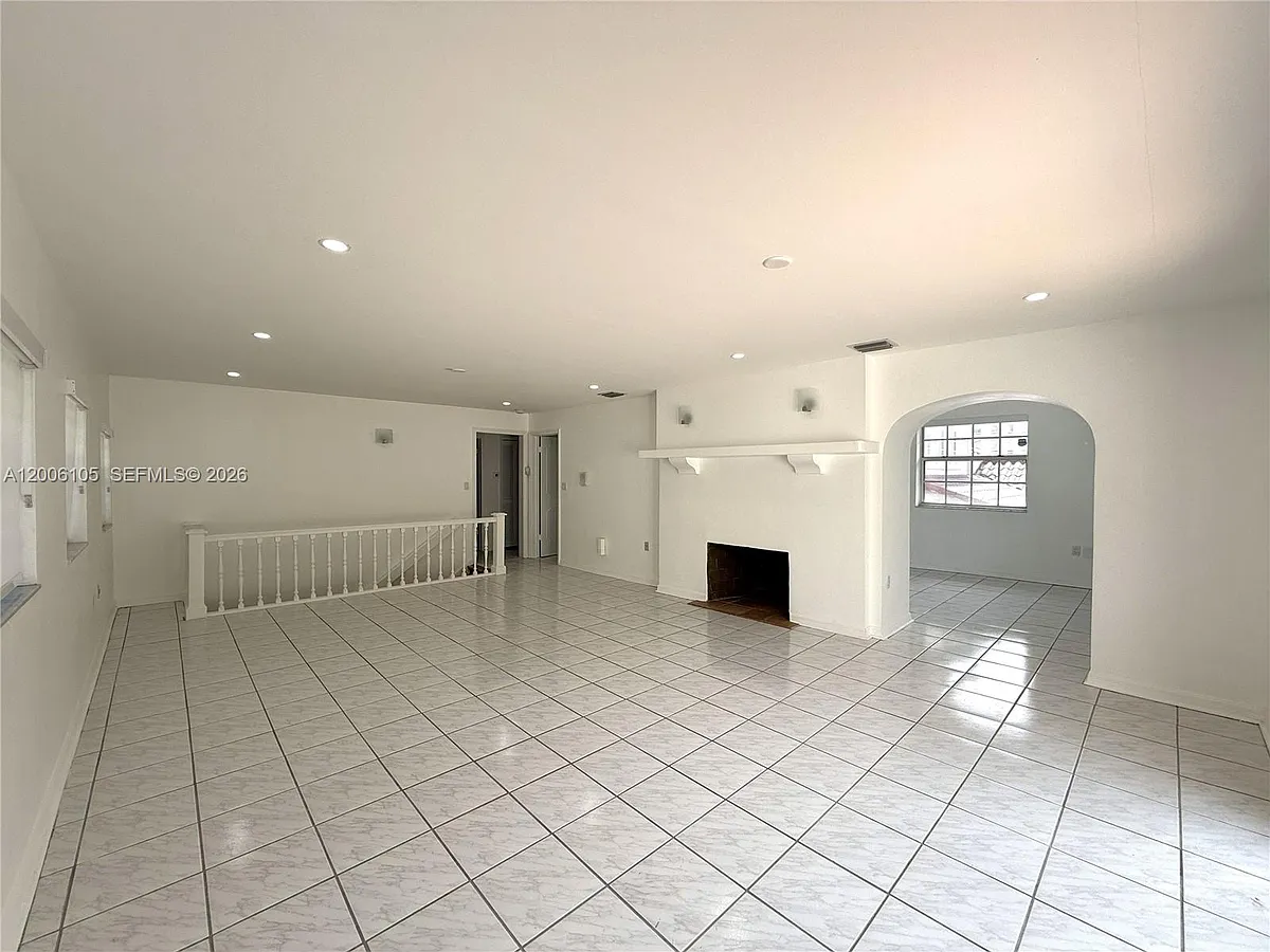 Building Photo - 502 Madeira Ave #A