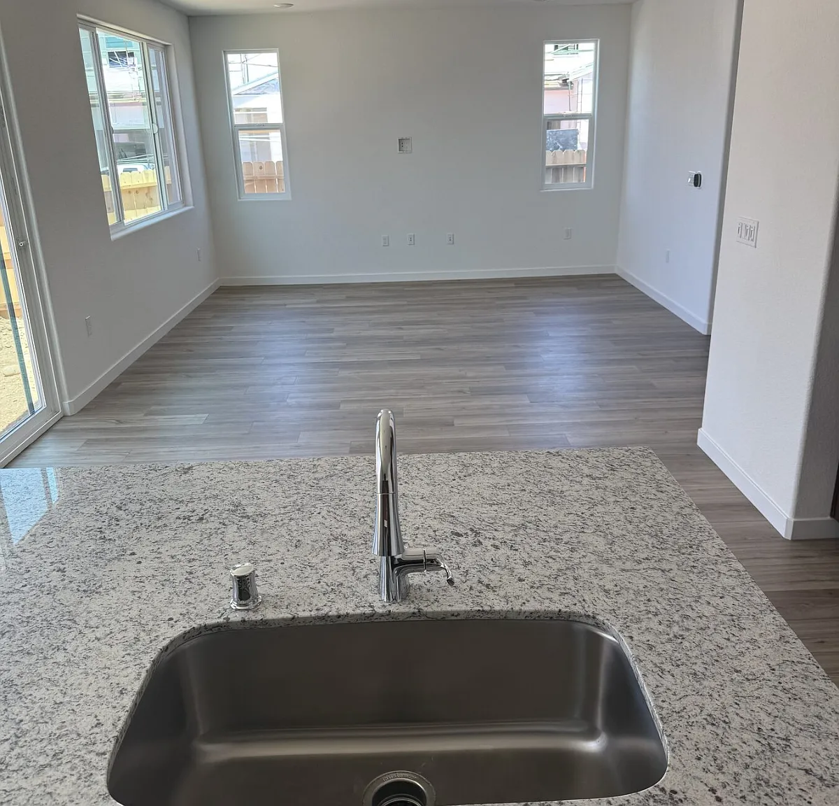 3 bed, 2.5 bath, 1706 sqft, $2,895 — Photo 2