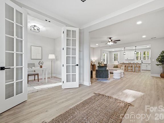 5th image of 325 Mainsail Rd