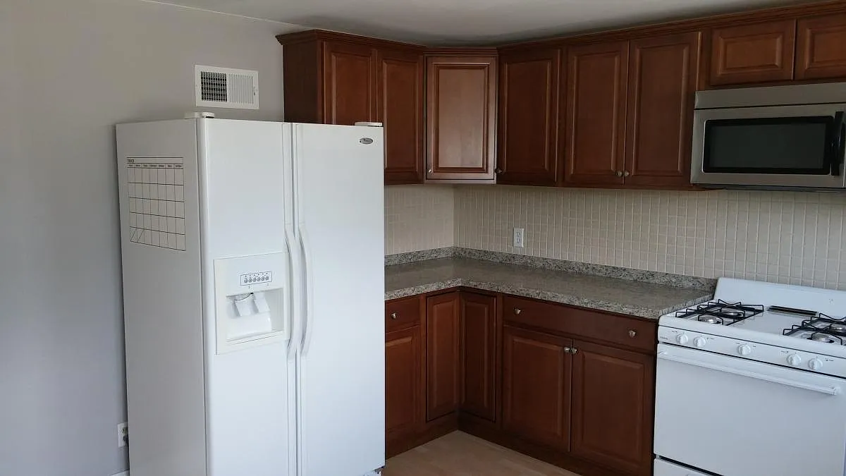 3 bed, 1100 sqft, $1,800 — Photo 2