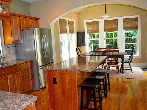 4th image of 64 Moreland Dr
