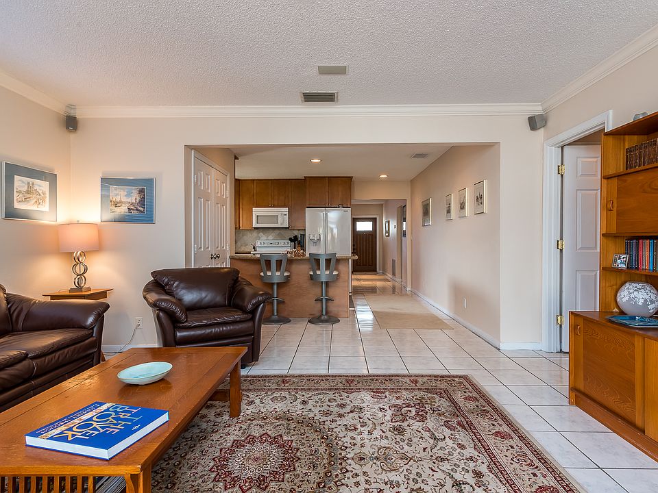 1st image of 820 NE 10th Ave