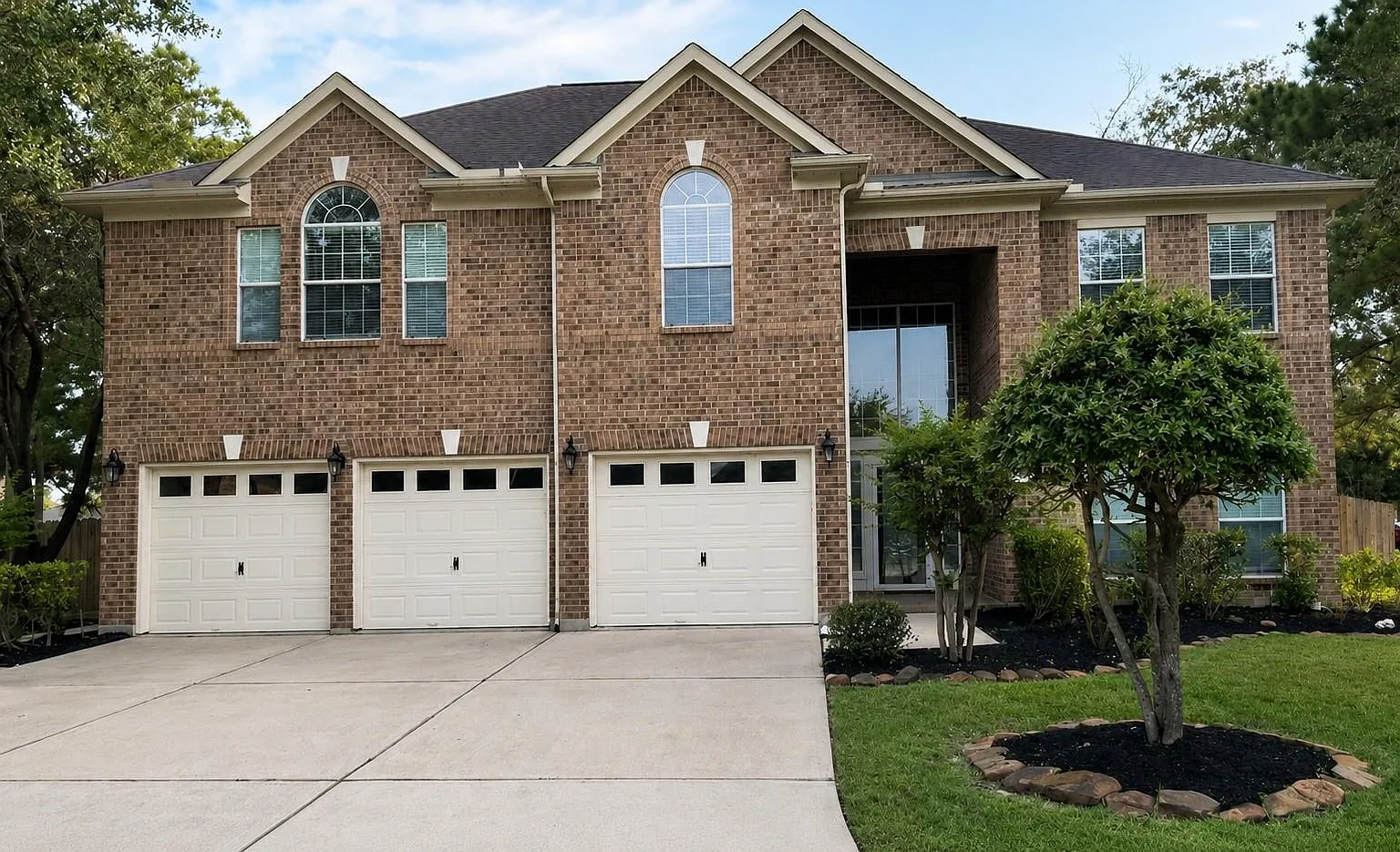 5 bed, 3.5 bath, 4028 sqft, $3,500 — Photo 2
