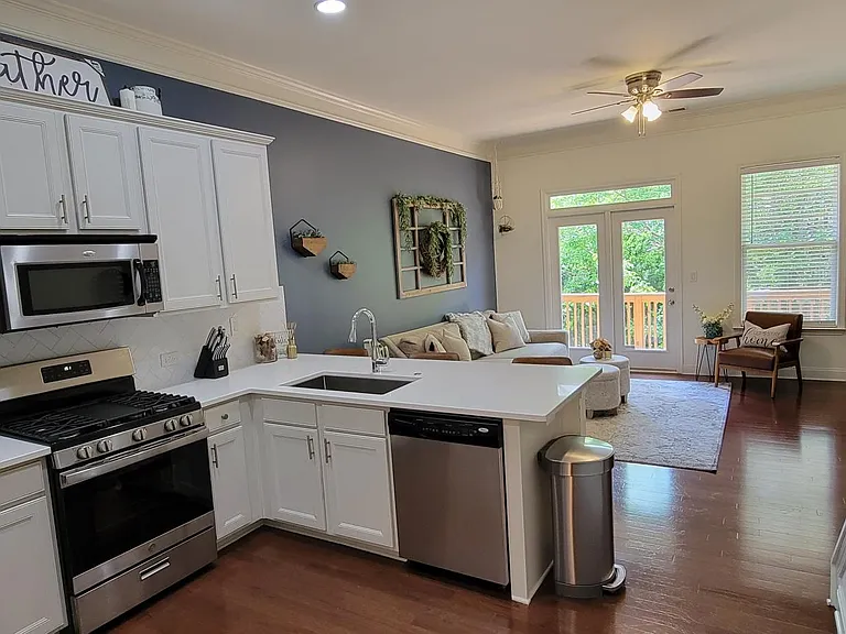 Cobblestone Cir — Photo 2