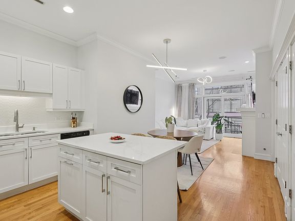 2nd image of 800 W Cornelia Ave APT 208
