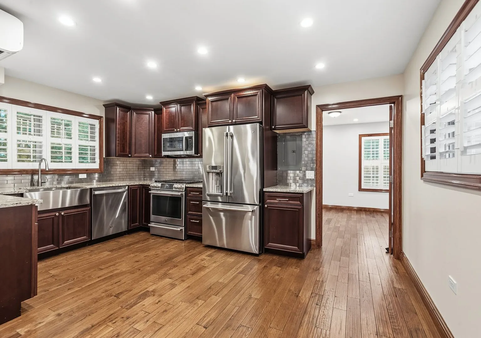 Charming 3 Bdrm, 3 Bath Renovation with Private Driveway & Outdoor Space - South Arlington, VA — Photo 2