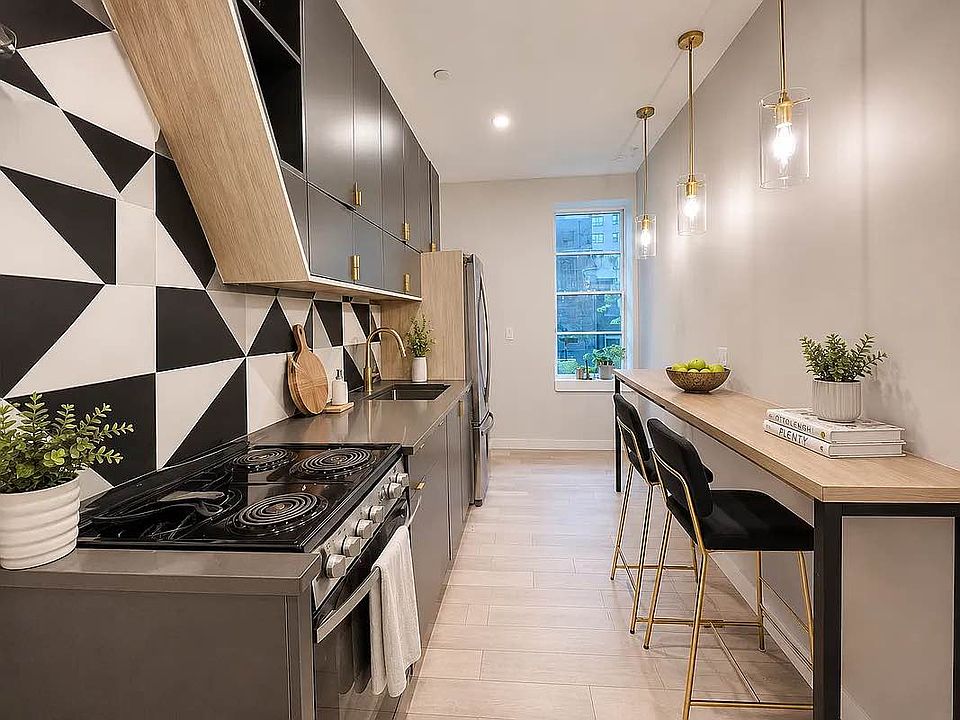 1st image of 980 Kent Ave #5
