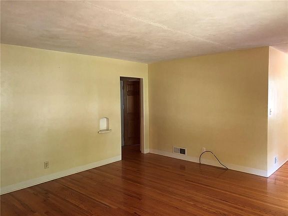 4th image of 954 N Highland Ave