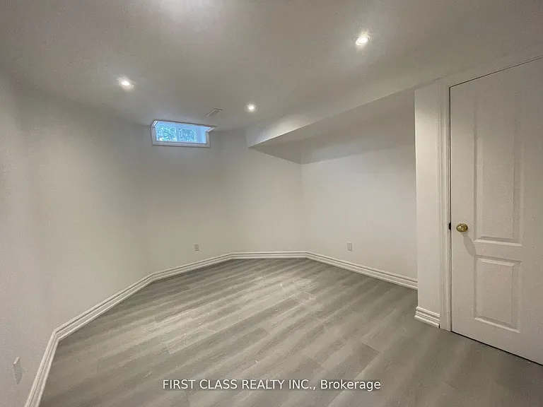 36 Soho Cres #BASEMENT — Photo 5