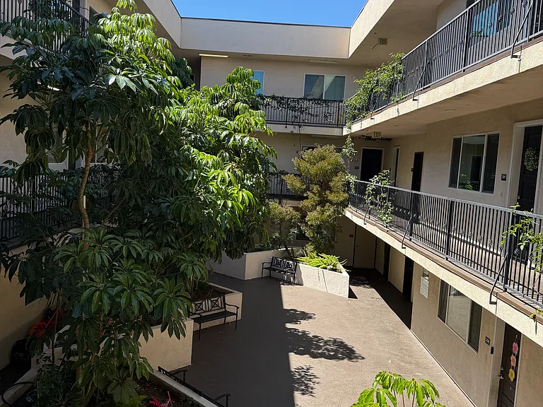 21514 Saticoy St #403 — Photo 4