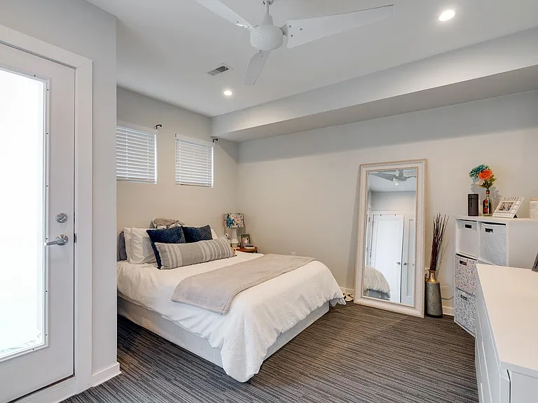 1637 Carpenter St #2 — Photo 8