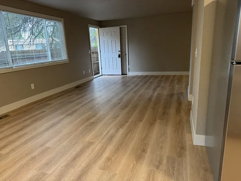 685 SE Centennial St — Photo 5