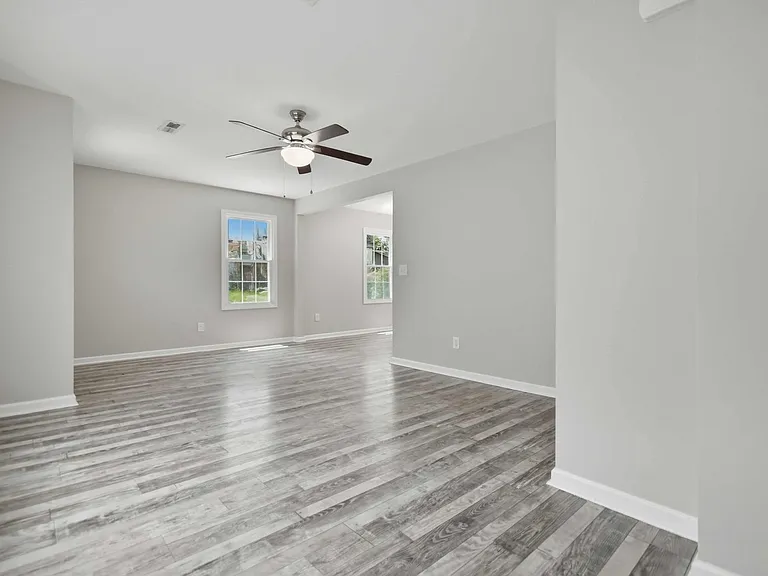 970 Swift Dr — Photo 2