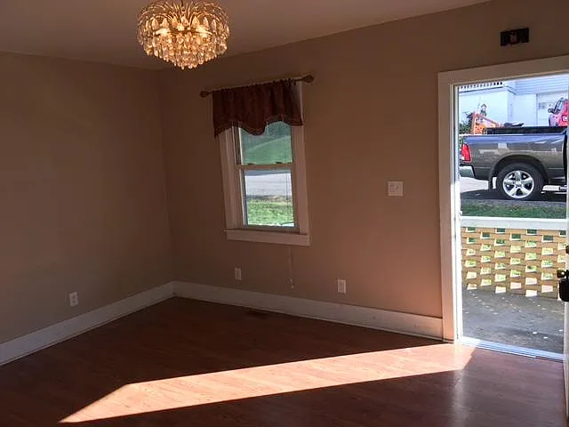 77 Campbell Ave — Photo 5