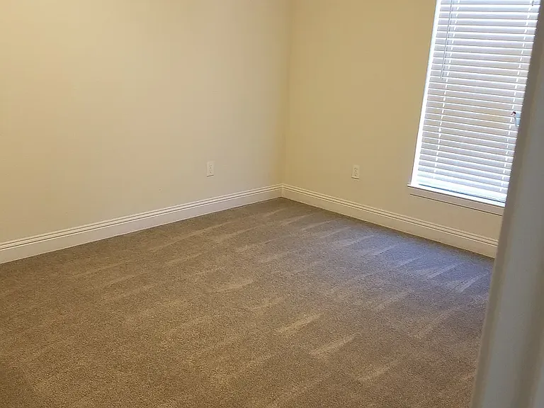 212 Oak Dr E — Photo 8