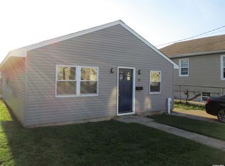 31 Monroe St, Inwood, NY 11096