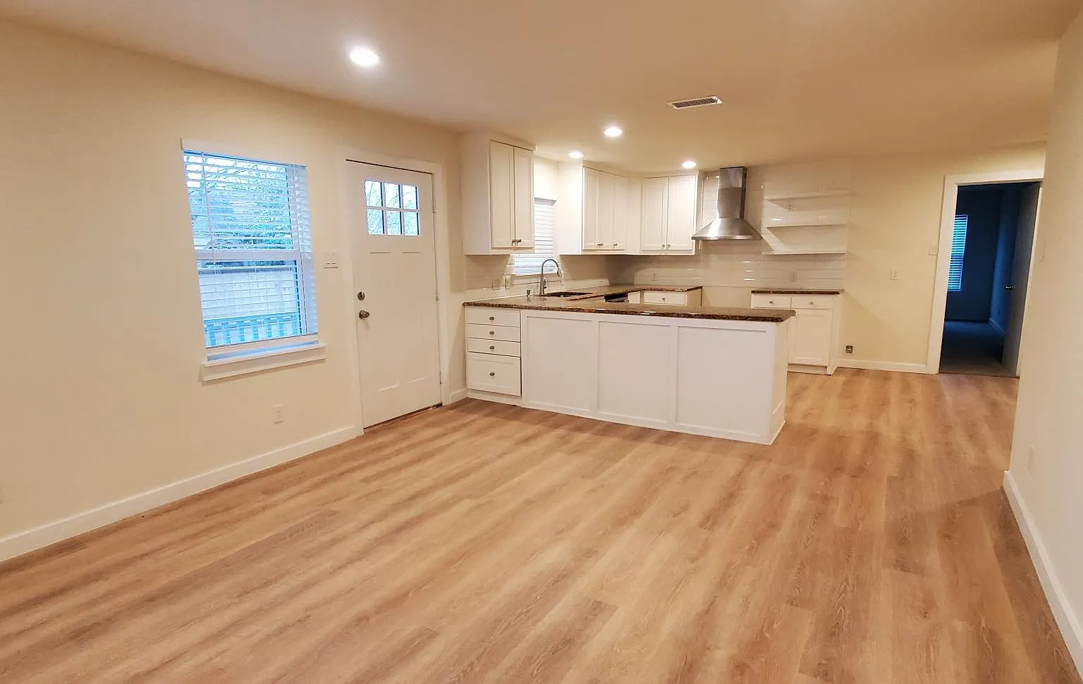 3203 N Winnetka Ave — Photo 2