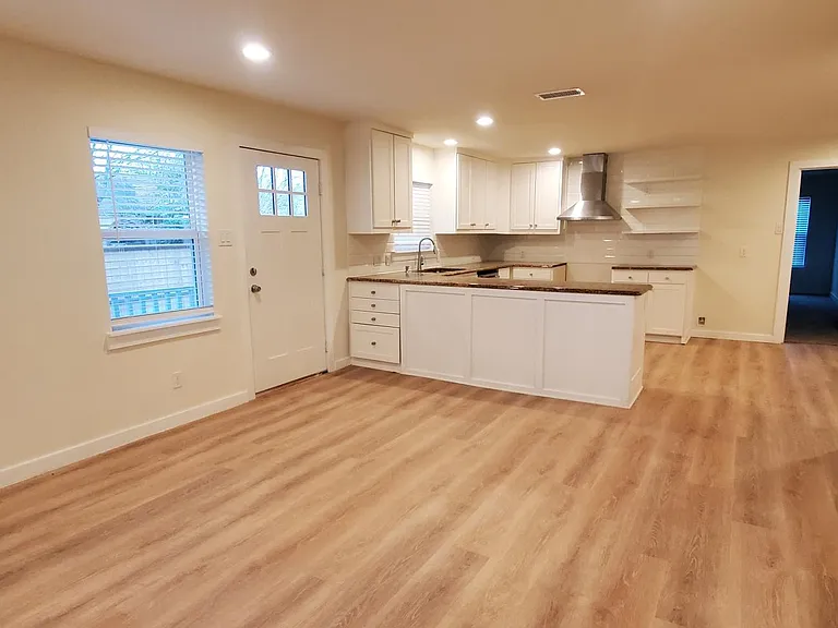 3203 N Winnetka Ave — Photo 3