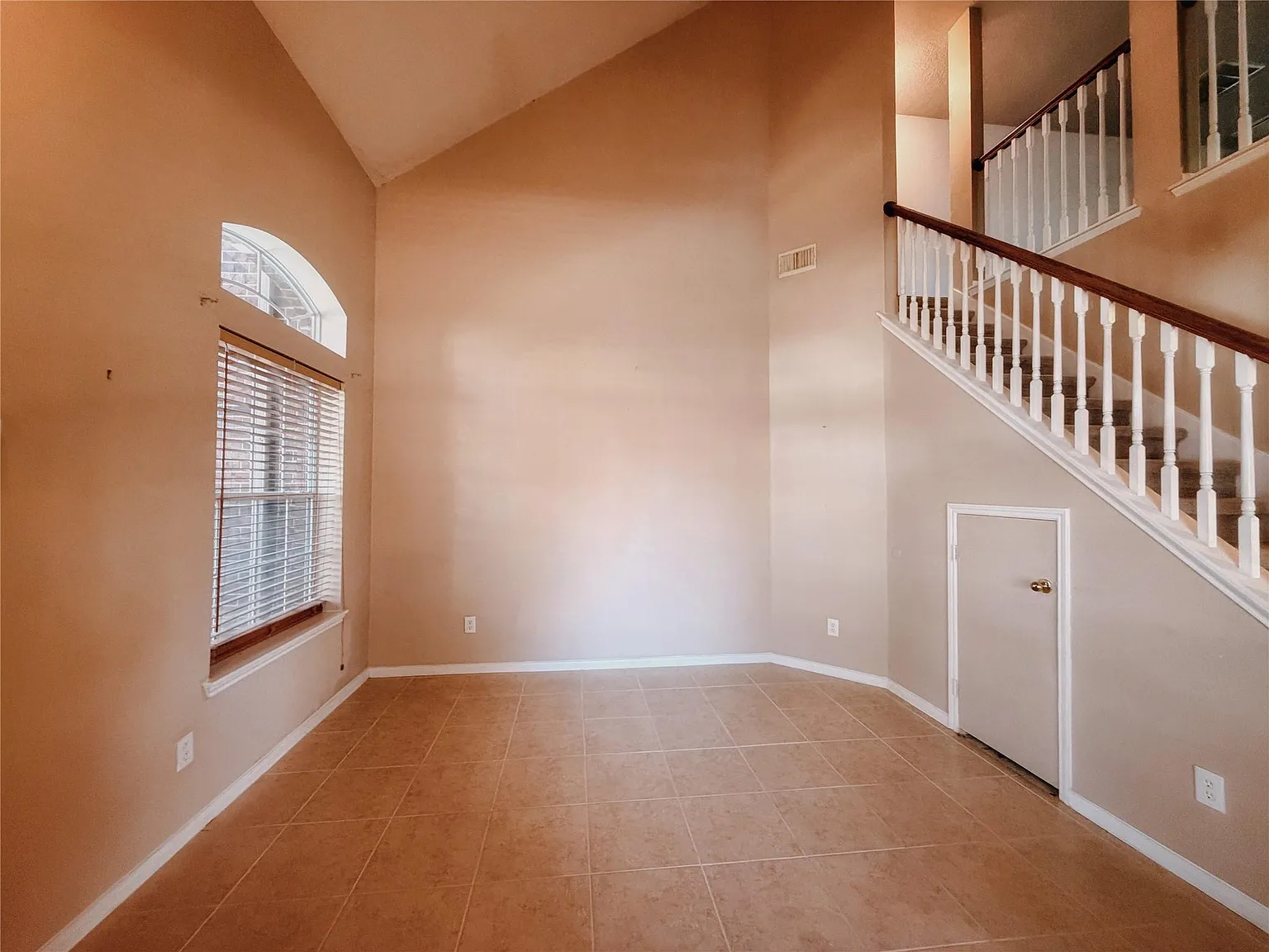 3 bed, 2.5 bath, 2717 sqft, $2,400 — Photo 3
