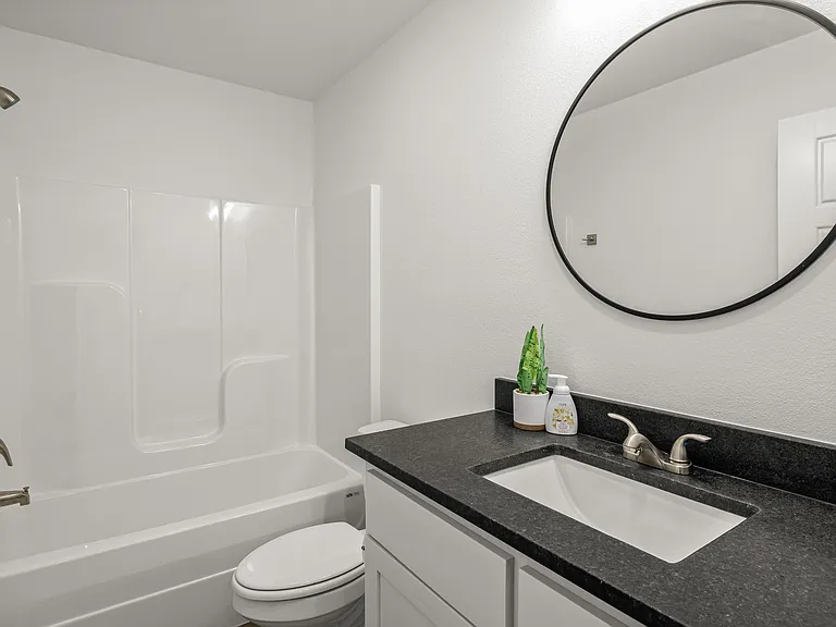 547 W Pickens Rd — Photo 17