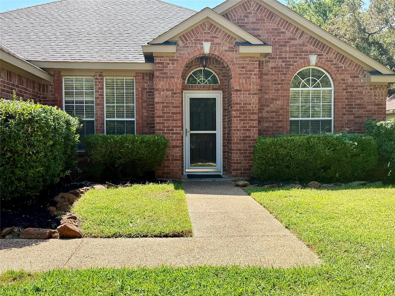 3 bed, 2002 sqft, $2,550 — Photo 4