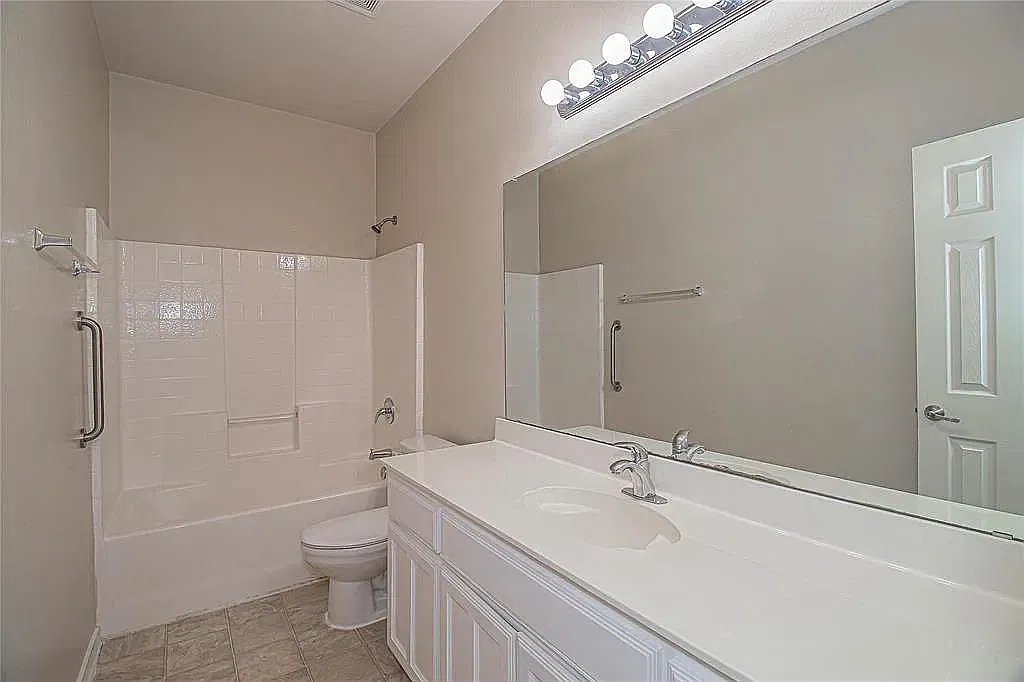 3 bed, 1389 sqft, $2,000 — Photo 4