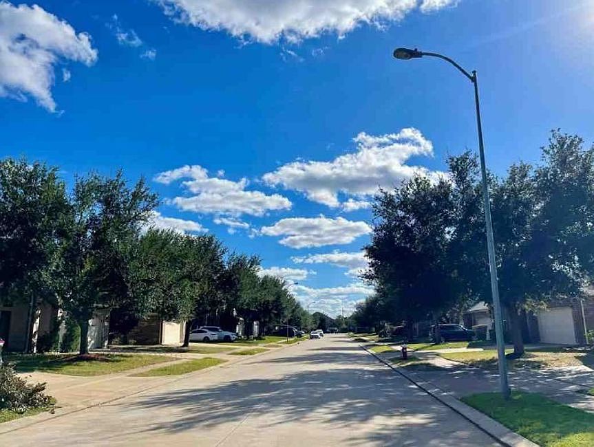 Exterior Neighborhood (street photo)