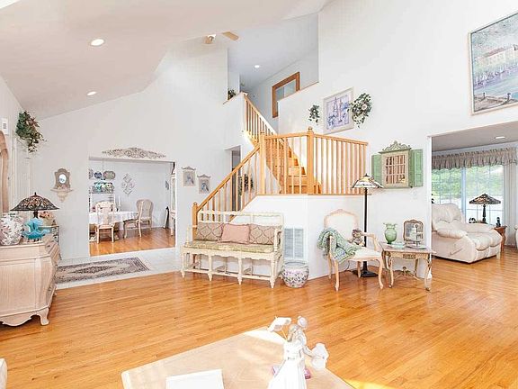 5th image of 6 Christina Ln