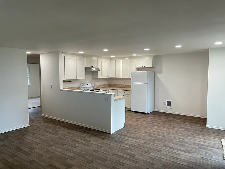 300 Dennis St SE — Photo 11