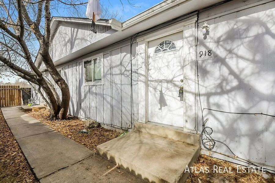 3 Bedroom, 1 Bath in the Villa Park Neighborhood. Quiet Street. New Flooring and Paint. Fenced Yard. — Photo 3