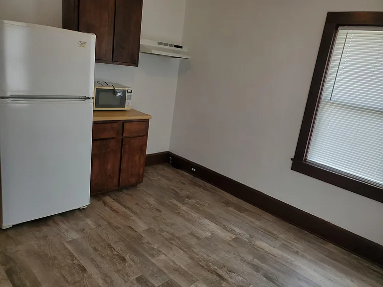 904 Federal Ave NE — Photo 2