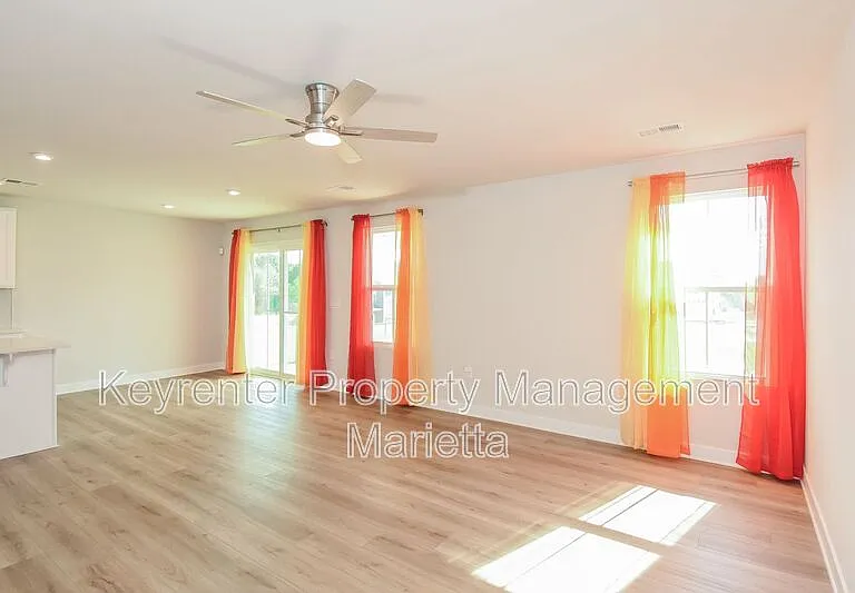 185 Oakleigh Dr — Photo 3